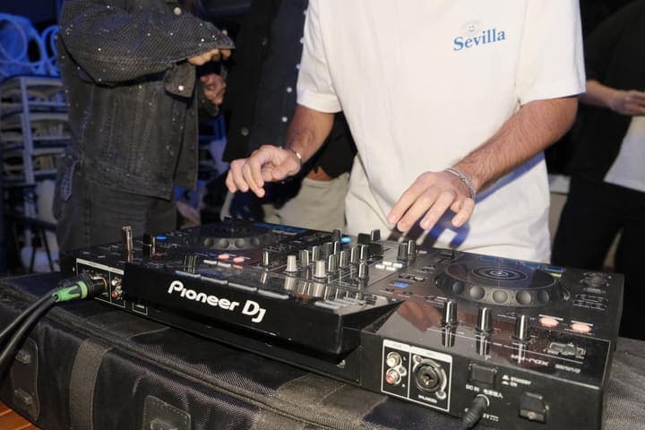 Kontrol cihazının başında bir DJ