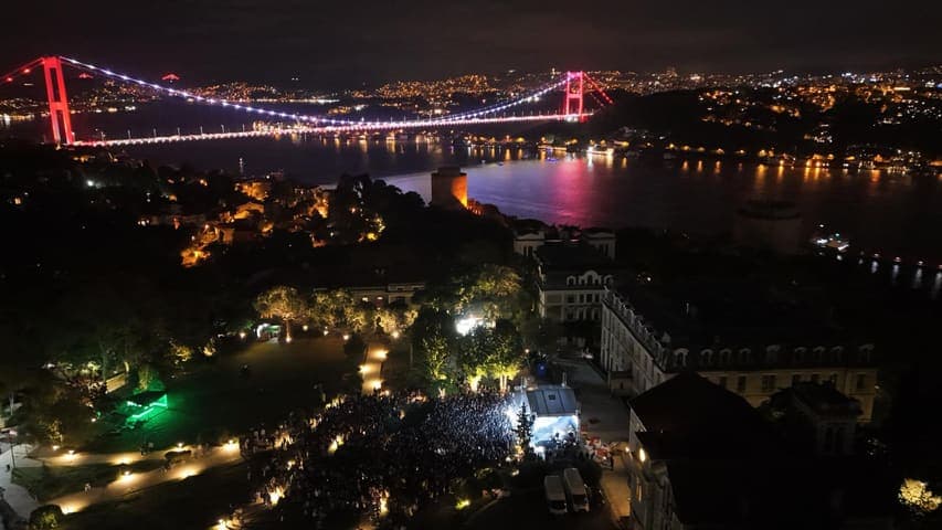 Gece köprü ve festival alanı